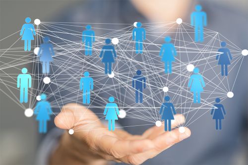 Foto: Hand auf Taschenrechner